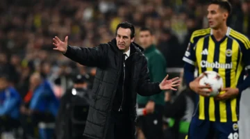 مشادة عنيفة بالملاعب البريطانية.. صدام بالأيدي ينهي علاقة أوناي إيمري ونجم أستون فيلا